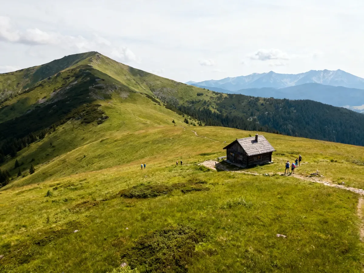 Open meadow on Leskowiec with a shelter and a view toward Babia Góra