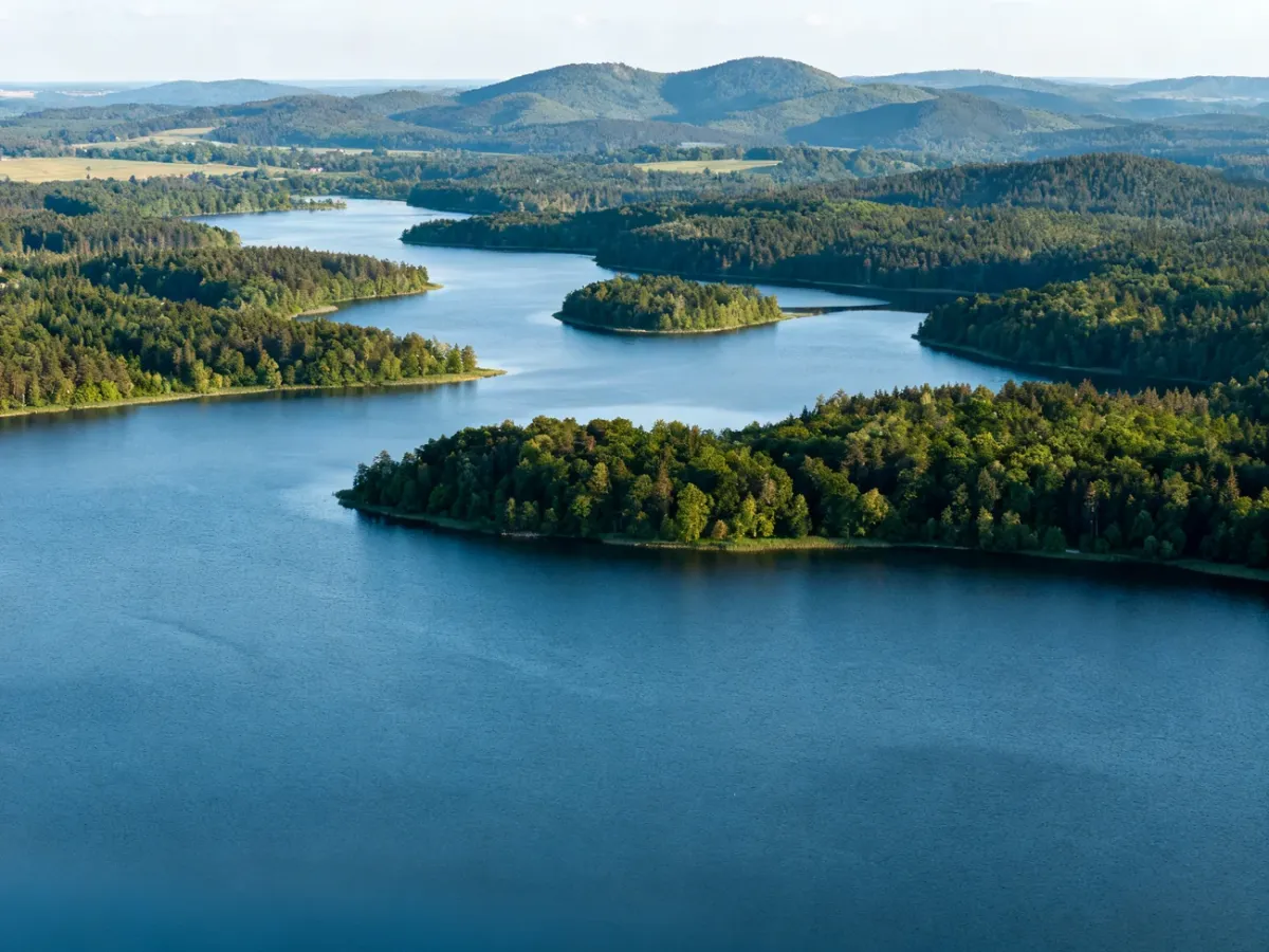 Panoramiczny widok mazurskich jezior otoczonych lasami i pagórkami