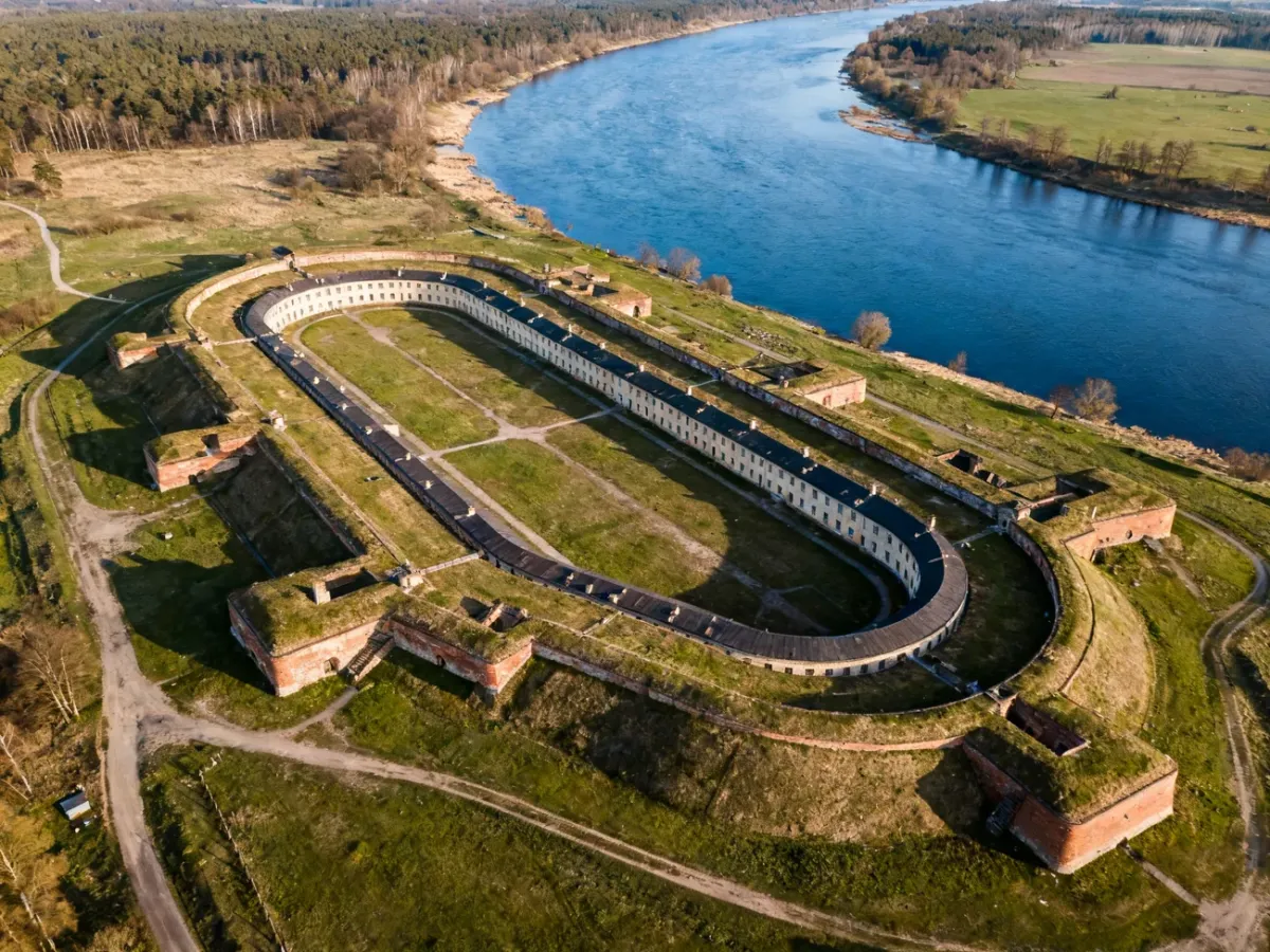 Twierdza Modlin z długimi koszarami nad rzekami