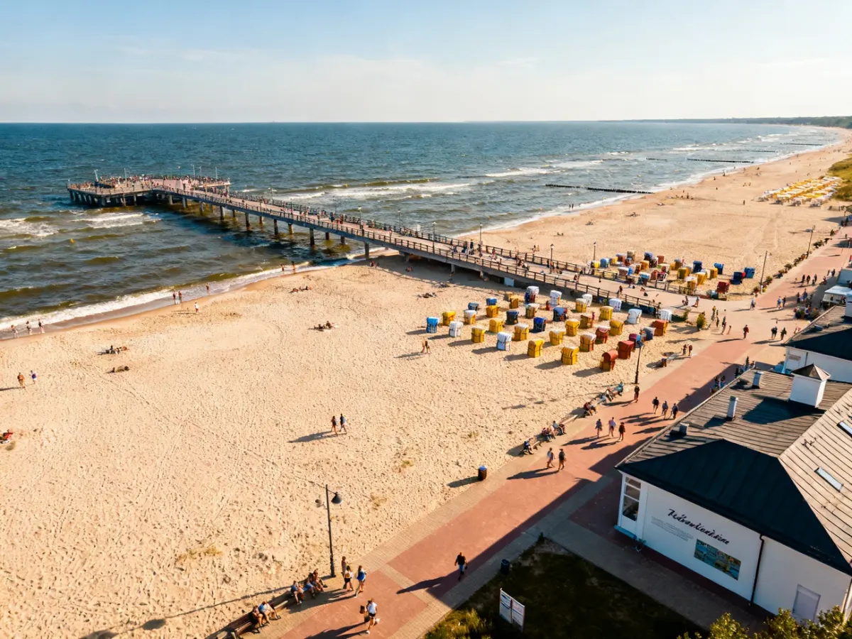 Molo w Międzyzdrojach przy plaży i nadmorskiej promenadzie