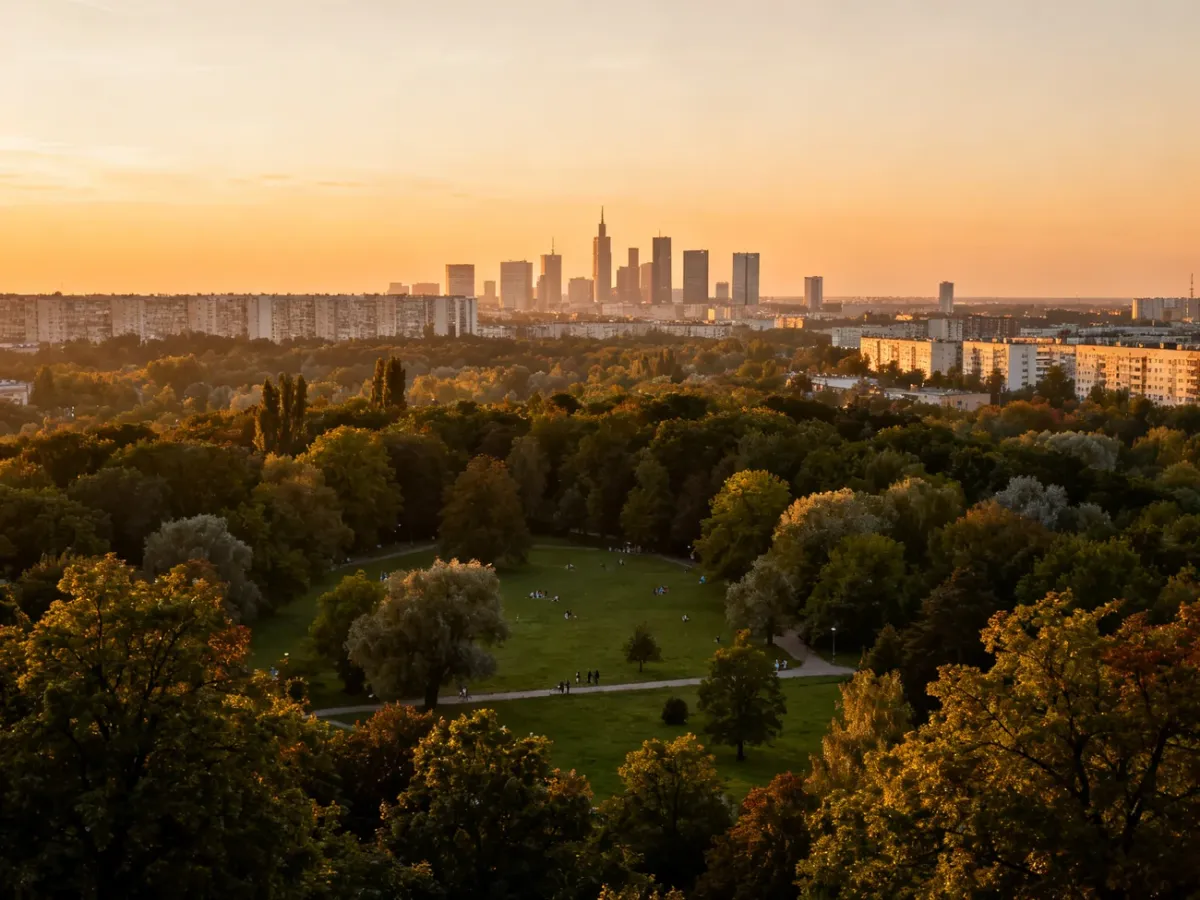 Widok z Górki Szczęśliwickiej na zielony park, Ochotę i wieżowce centrum Warszawy