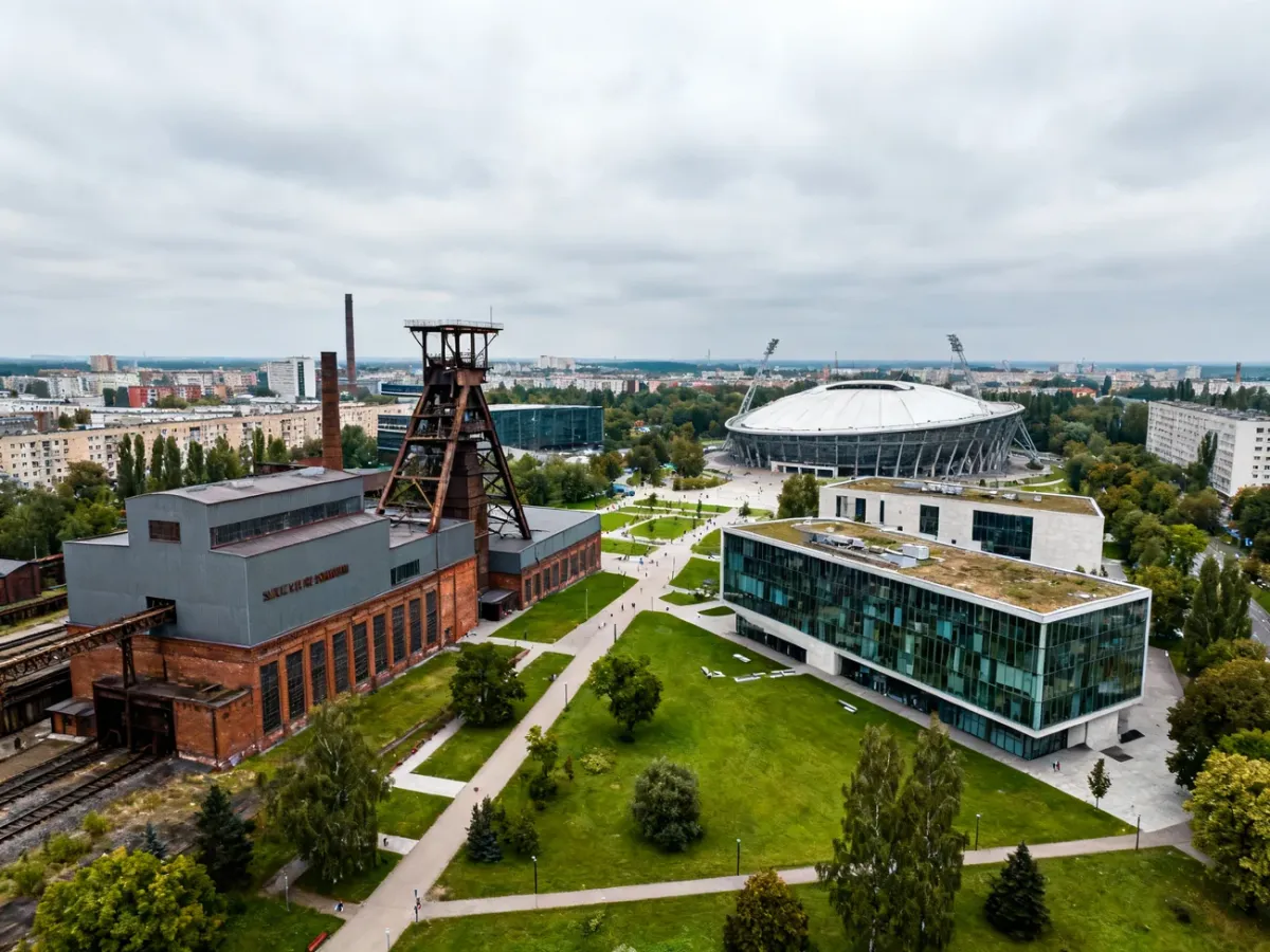 Strefa Kultury w Katowicach z dawną infrastrukturą kopalnianą i nowoczesną architekturą