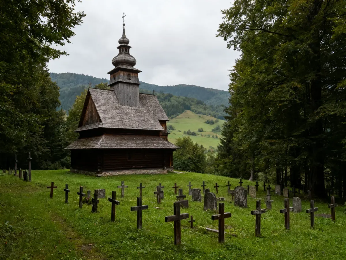Drewniana świątynia i cmentarz wojenny na Pogórzu