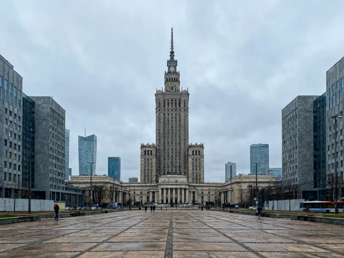 Pałac Kultury i Nauki górujący nad współczesną Warszawą