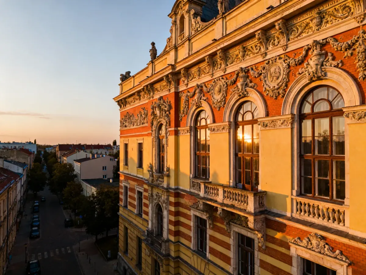 Bogato zdobiona fasada Pałacu Izraela Poznańskiego w Łodzi