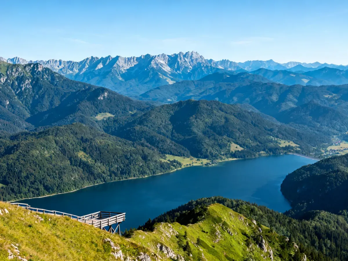 Widok z Lubania na Jezioro Czorsztyńskie i Tatry