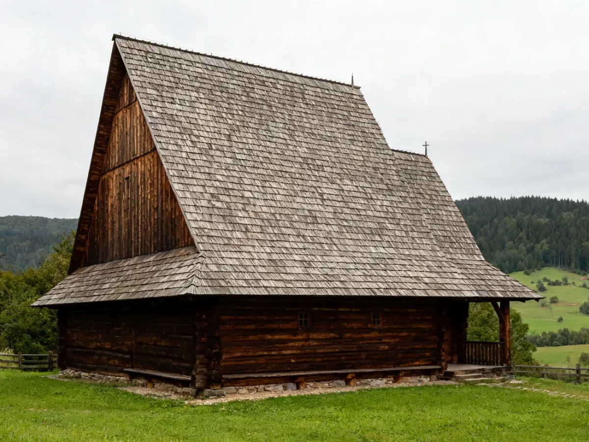 Drewniany kościół w Sękowej z wysokim gontowym dachem