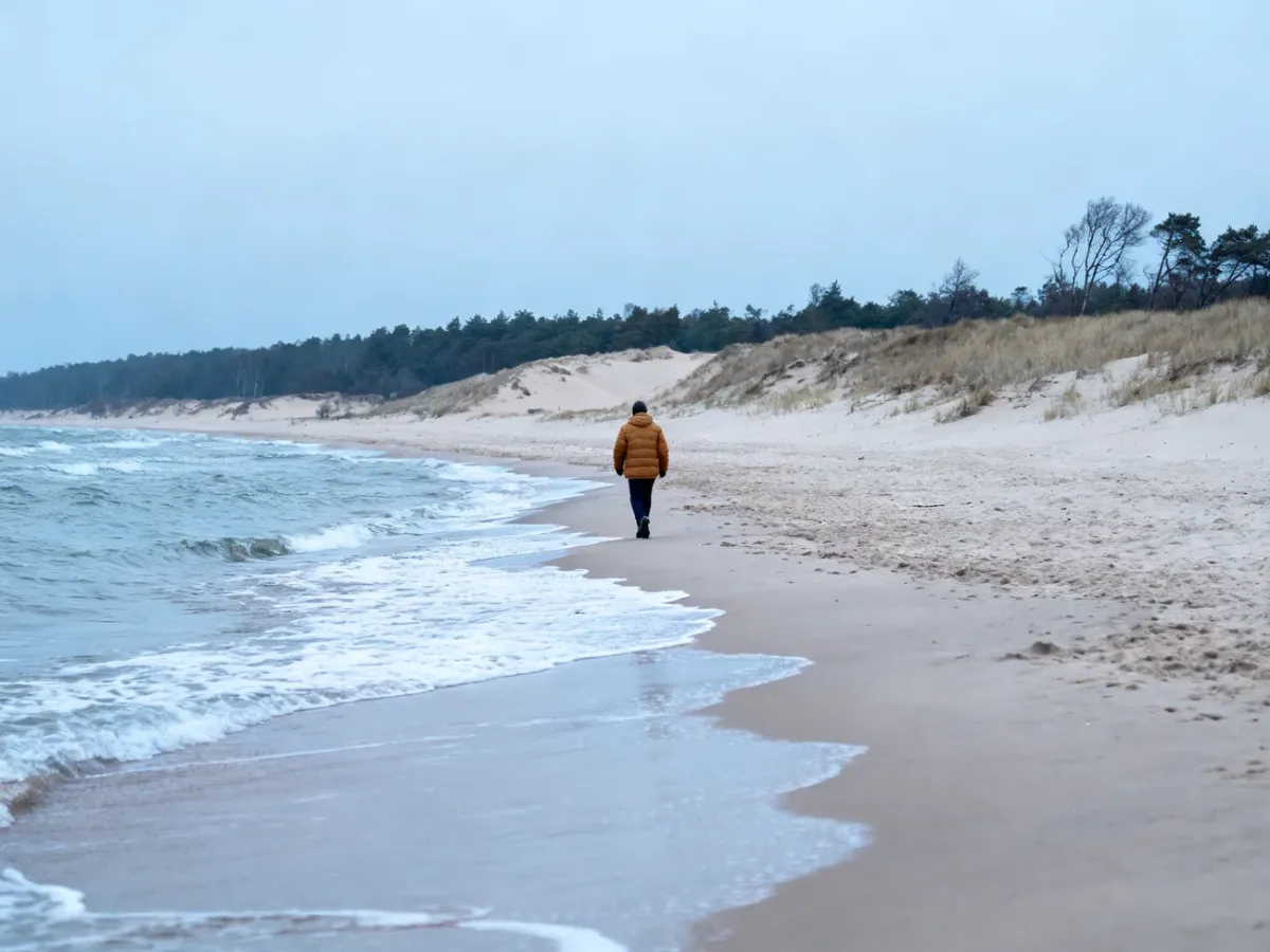 Spokojna plaża nad Bałtykiem poza sezonem