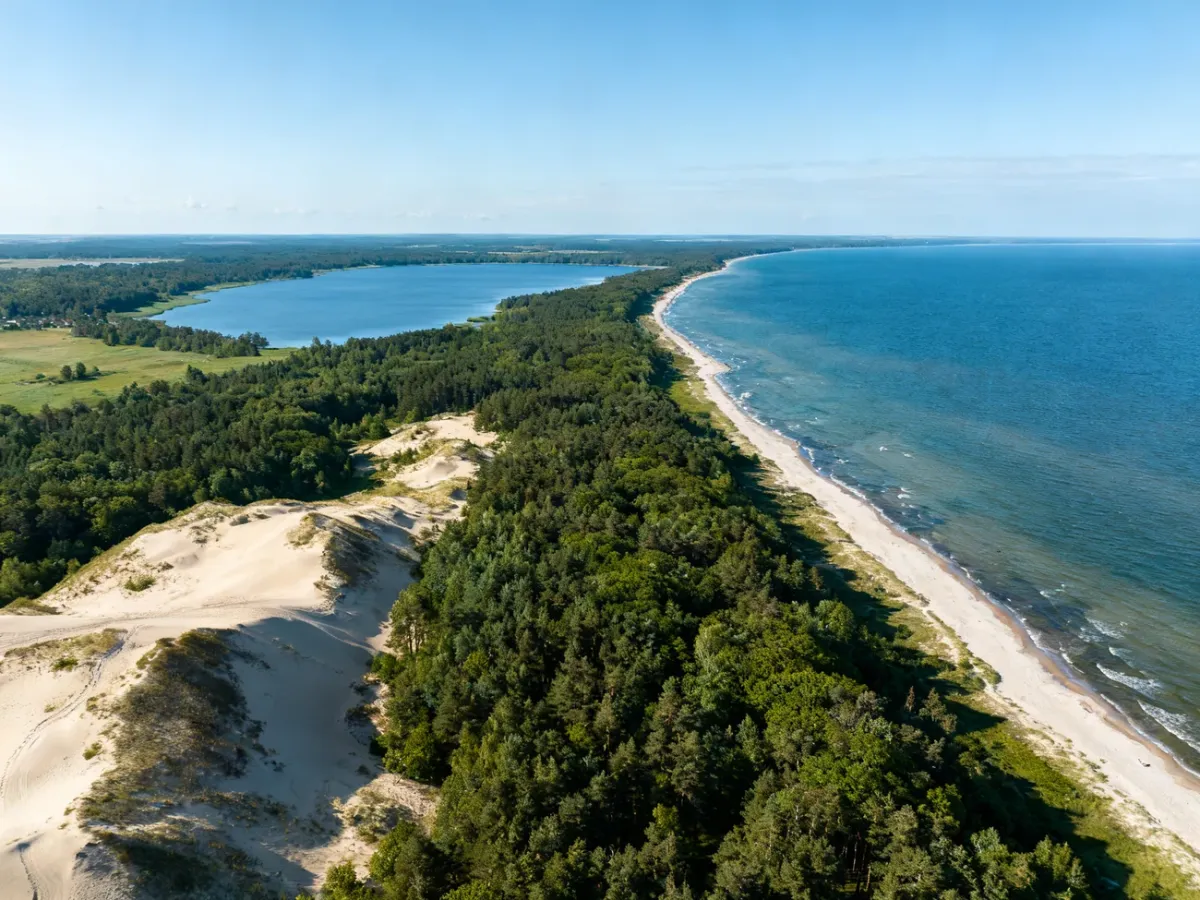 Panorama jezior Łebsko i Gardno oraz wybrzeża Bałtyku