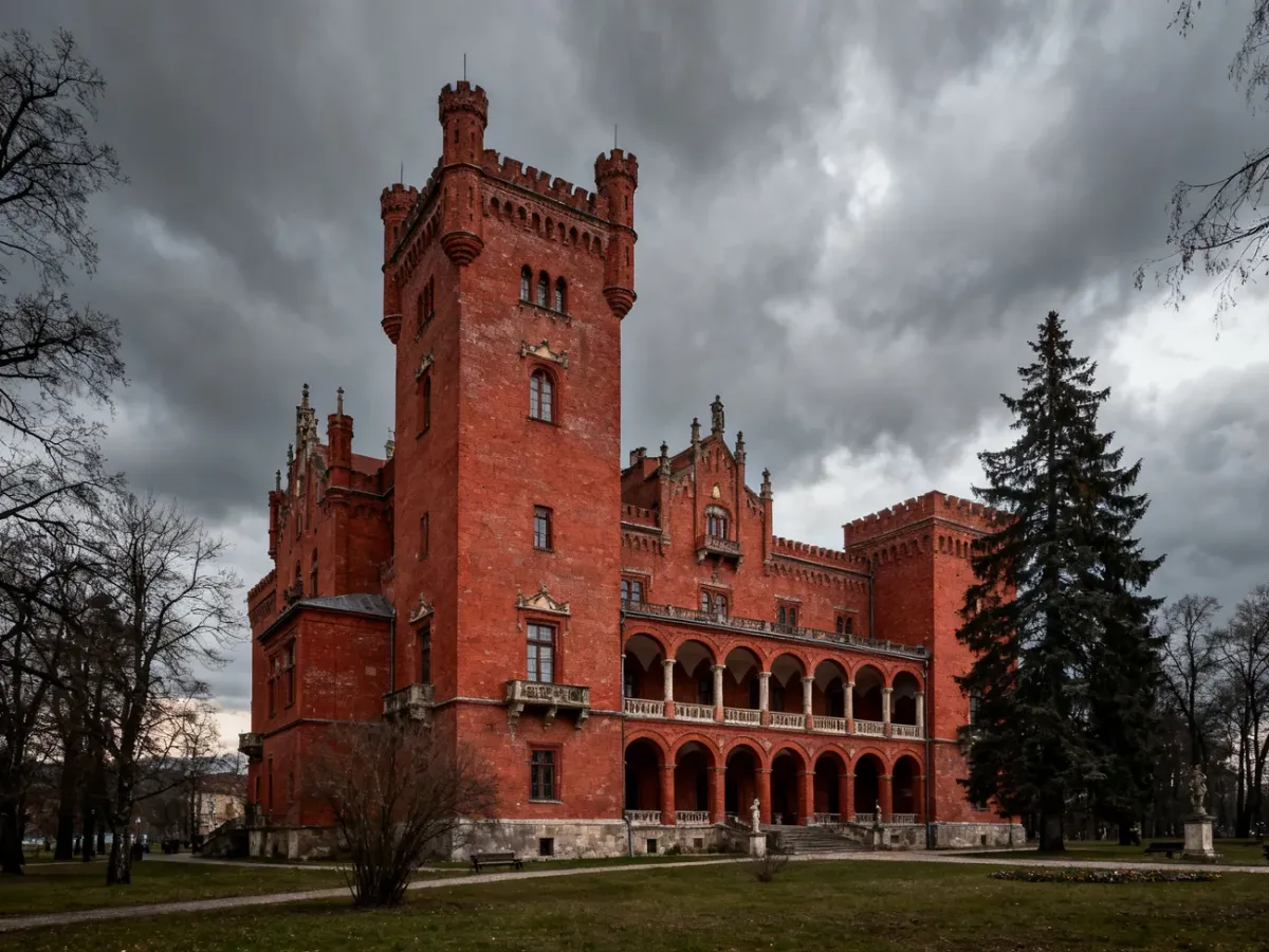 Neogotycki Pałac Marianny Orańskiej z czerwonej cegły