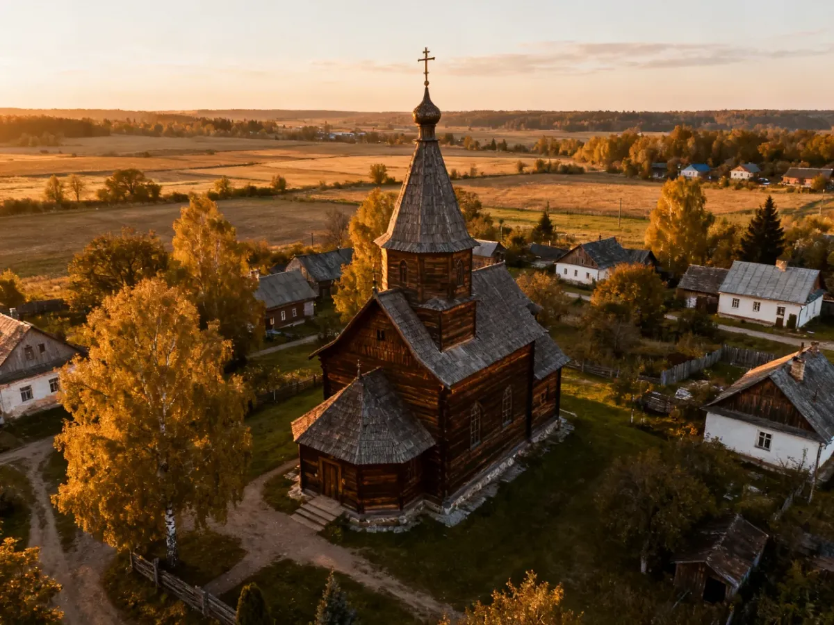 Drewniany kościół zachowany w historycznym krajobrazie wsi