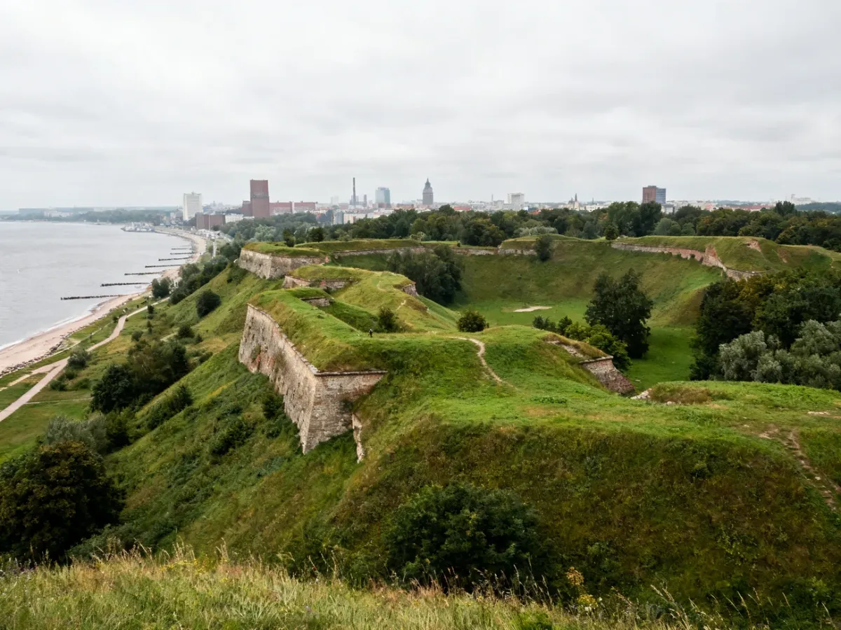 Widok z Góry Gradowej na fortyfikacje i Gdańsk