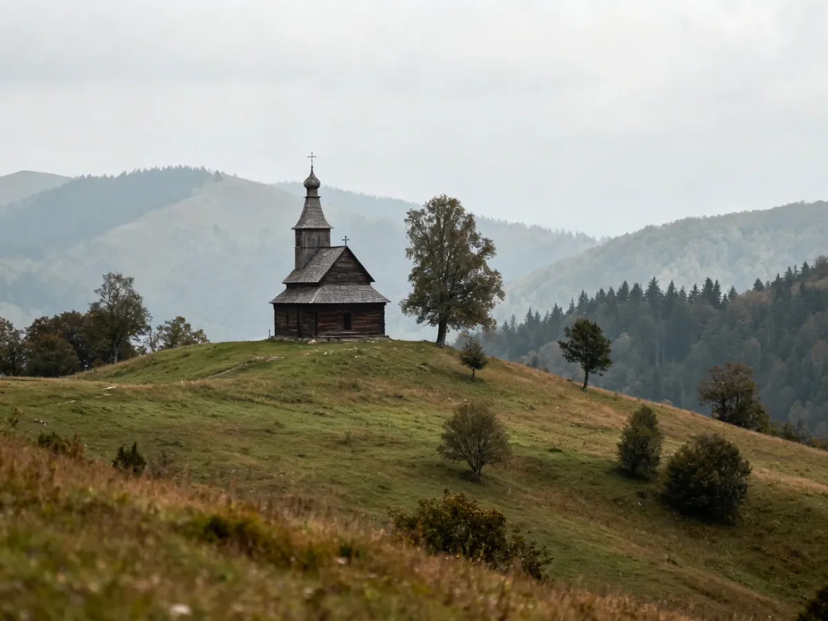 Samotna drewniana cerkiew na wzgórzu wśród bieszczadzkich łąk