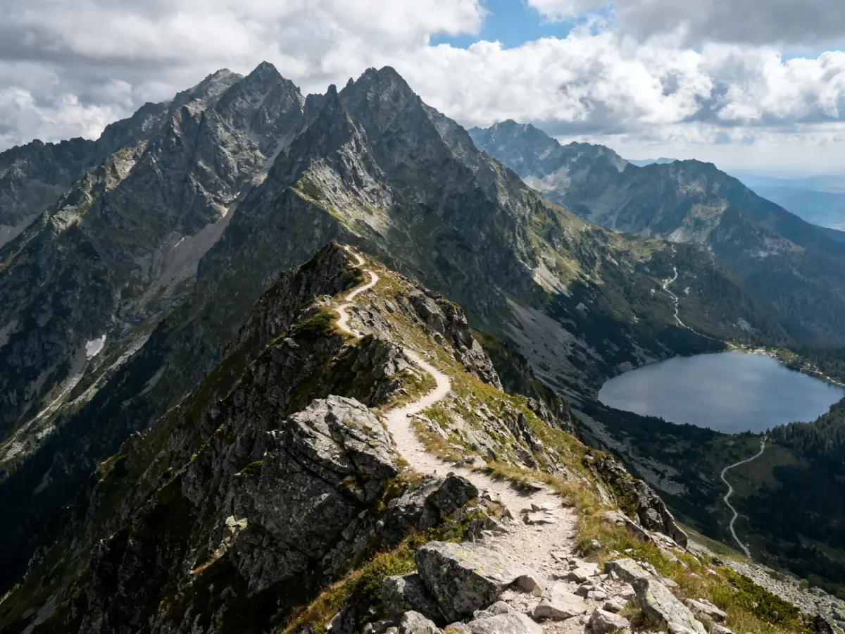 Skaliste szczyty Tatr i górski szlak nad doliną